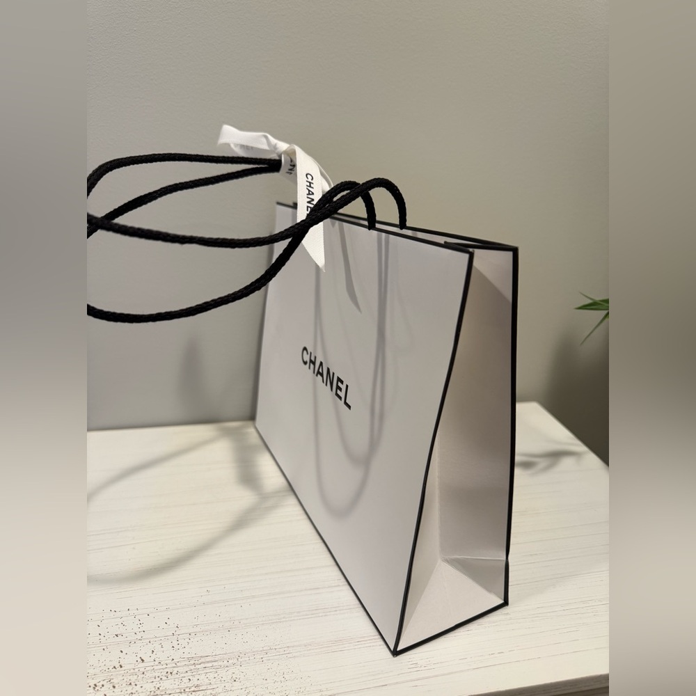 CHANEL Shopping / Gift Bag - Picture 2 of 2